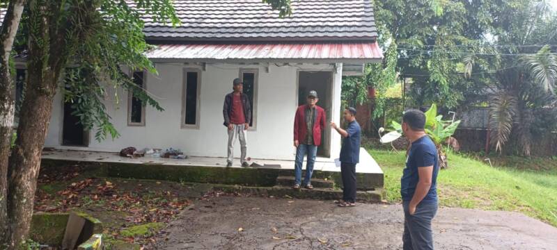 Mantan Bupati PALI, Heri Amalindo, meninjau langsung calon kampus Politeknik PALI, Minggu (8/3/2026). Kehadiran kampus ini diproyeksikan mampu menekan biaya pendidikan hingga 70% karena mahasiswa tidak perlu lagi merantau ke luar kota. (Foto: Dok/tintamerah)