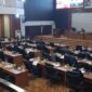 Pemandangan deretan kursi tak bertuan mewarnai Rapat Paripurna LKPJ Bupati PALI TA 2025 di Gedung DPRD PALI, Senin (30/3/2026). Tim tintamerah.co menghimpun 8 legislator mangkir tanpa keterangan jelas dalam agenda krusial evaluasi pembangunan ini. Rakyat bayar pajaknya, oknum dewan makan gaji butanya? (Foto: Dok/tintamerah)