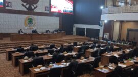 Potret kursi kosong dalam Rapat Paripurna DPRD PALI yang menjadi pemandangan lazim sepanjang 2025. Data BPS mencatat kehadiran terendah hanya menyentuh 17 anggota pada Rapat 7, mengonfirmasi laporan Tintamerah.co terkait skandal 