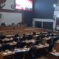 Potret kursi kosong dalam Rapat Paripurna DPRD PALI yang menjadi pemandangan lazim sepanjang 2025. Data BPS mencatat kehadiran terendah hanya menyentuh 17 anggota pada Rapat 7, mengonfirmasi laporan Tintamerah.co terkait skandal 