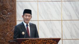 Bupati PALI, Asgianto, menyampaikan Nota Pengantar LKPJ TA 2025 dalam Rapat Paripurna DPRD, [Tanggal]. Dalam pidatonya, ia menegaskan 13 Program Unggulan 2025-2029 yang berfokus pada kemandirian desa, penguatan SDM, dan percepatan infrastruktur dasar demi mewujudkan masyarakat PALI yang lebih mandiri dan modern. (Foto: Dok/Kominfostaper PALI)  