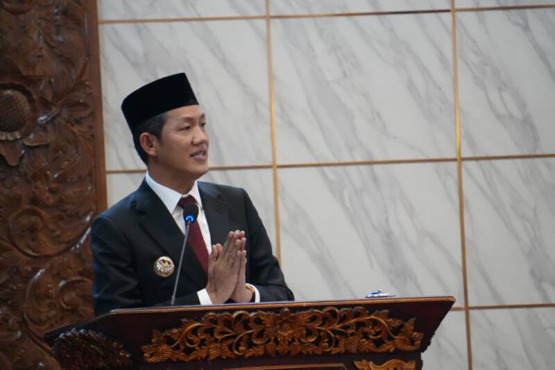 Bupati PALI, Asgianto, menyampaikan Nota Pengantar LKPJ Tahun Anggaran 2025 dalam Sidang Paripurna DPRD PALI, Senin (30/3/2026). Dalam laporannya, realisasi pendapatan daerah PALI mencapai angka signifikan sebesar 99,58% atau senilai Rp1,473 Triliun. (Foto: Dok/Kominfostaper PALI)