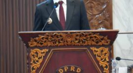 Bupati PALI, Asgianto, menyampaikan Nota Pengantar LKPJ Tahun Anggaran 2025 dalam Sidang Paripurna DPRD PALI, Senin (30/3/2026). Dalam laporannya, Bupati memaparkan keberhasilan Pemkab PALI mendongkrak Pertumbuhan Ekonomi hingga 5,72% dan menekan angka kemiskinan menjadi 9,27%. Capaian makro ini menunjukkan komitmen nyata pemerintah dalam meningkatkan kesejahteraan masyarakat Bumi Serepat Serasan. (Foto: Dok/Kominfostaper)