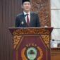 Bupati PALI, Asgianto, menyampaikan Nota Pengantar LKPJ Tahun Anggaran 2025 dalam Sidang Paripurna DPRD PALI, Senin (30/3/2026). Dalam laporannya, Bupati memaparkan keberhasilan Pemkab PALI mendongkrak Pertumbuhan Ekonomi hingga 5,72% dan menekan angka kemiskinan menjadi 9,27%. Capaian makro ini menunjukkan komitmen nyata pemerintah dalam meningkatkan kesejahteraan masyarakat Bumi Serepat Serasan. (Foto: Dok/Kominfostaper)