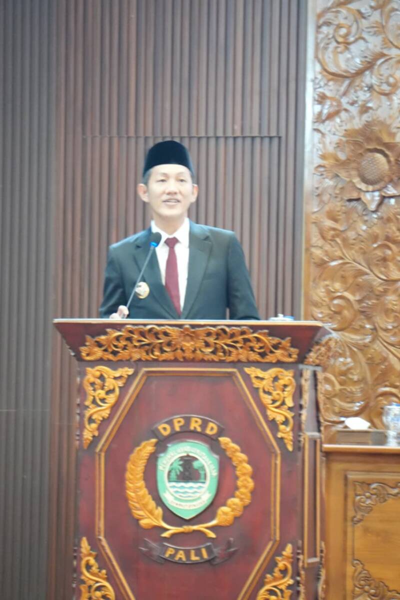 Bupati PALI, Asgianto, menyampaikan Nota Pengantar LKPJ Tahun Anggaran 2025 dalam Sidang Paripurna DPRD PALI, Senin (30/3/2026). Dalam laporannya, Bupati memaparkan realisasi Penerimaan Pembiayaan Daerah sebesar Rp103,5 Miliar atau mencapai 77,21% dari target yang ditetapkan. Fokus transparansi anggaran menjadi poin utama dalam sidang ini. (Foto: Dok/Kominfostaper)