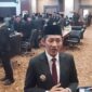 Sambil menuding berita 