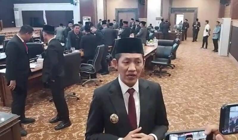 Sambil menuding berita