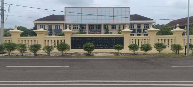 Sebanyak 34 oknum personel Polres PALI terbukti melakukan permufakatan jahat memanipulasi data gaji dan tunjangan demi keuntungan pribadi. Dokumen hasil Sidang Kode Etik mengungkap praktik ini berlangsung hingga 19 bulan. Publik kini menuntut sanksi tegas PTDH dan pengusutan unsur pidana korupsi. Bagaimana menurut Anda? (Foto: Dok/tintamerah)