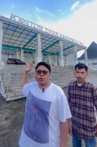 Koordinator FPR PALI, Syafri (kanan) dan Ketua FPR PALI, Edo Saputra (kanan), saat menindaklanjuti surat permohonan Rapat Dengar Pendapat (RDP) terkait carut-marut rekrutmen dan dugaan monopoli proyek di PT Pertamina Adera Field yang hingga kini diabaikan DPRD PALI. FPR mendesak transparansi total atas keterlibatan tenaga kerja lokal dan audit terhadap sistem distribusi proyek perusahaan. (Foto: Dok/Safri)  