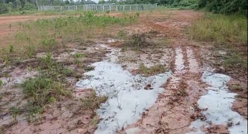 Cairan putih pekat yang diduga limbah B3 tampak menggenangi area tanah di sekitar salah satu lokasi sumur bor milik Pertamina Adera Field di Desa Karta Dewa, Kamis (2/4/2026). Tumpahan ini memicu keresahan warga karena mencemari jalan umum dan lingkungan sekitar tanpa pengamanan. (Foto: Dok/tintamerah)