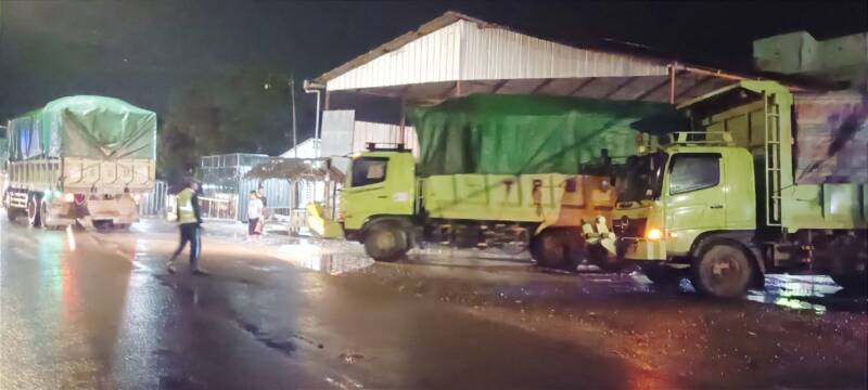Meskipun Instruksi Gubernur Sumsel No. 500.11/004/2025 tegas melarang angkutan batu bara di jalan umum per 1 Januari 2026, puluhan truk raksasa PT BSE terpantau masih bebas menguasai jalur Simpang Raja - Camp Topo, PALI pada Jumat malam (3/4/2026). (Foto: Dok/tintamerah)