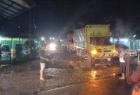 Deretan truk batubara PT BSE (Index 28) terpantau masih menguasai jalan umum Simpang Raja-Camp Topo, PALI, Jumat malam (3/4/2026). Padahal, Instruksi Gubernur Sumsel No. 500.11/004/2025 tegas melarang aktivitas ini sejak 1 Januari 2026 demi keselamatan warga. (Foto: Dok/tintamerah)