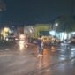 Puluhan truk batubara Index 28 milik PT BSE tertahan di kawasan Simpang Raja, PALI, Jumat malam (3/4/2026). Meski Pergub Sumsel melarang angkutan batubara melintasi jalan umum, fakta di lapangan menunjukkan armada raksasa ini telah bebas melenggang selama 7 hari berturut-turut tanpa tindakan tegas dari pihak terkait. (Foto: Dok/Tintamerah)
