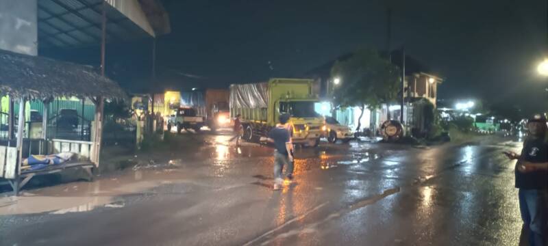 Puluhan truk batubara Index 28 milik PT BSE tertahan di kawasan Simpang Raja, PALI, Jumat malam (3/4/2026). Meski Pergub Sumsel melarang angkutan batubara melintasi jalan umum, fakta di lapangan menunjukkan armada raksasa ini telah bebas melenggang selama 7 hari berturut-turut tanpa tindakan tegas dari pihak terkait. (Foto: Dok/Tintamerah)
