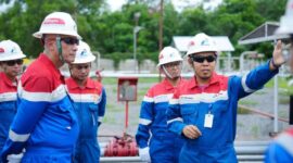 Merdi Sariansyah, salah satu penerima Beasiswa Non-Ikatan Dinas PHR Zona 4, saat menghadiri kegiatan MWT Dirut PDSI di PPP Pengabuan sebagai Perwira PEP Adera Field. (Foto: Dok/PHR Zona 4)