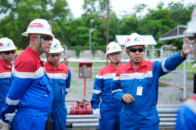 Merdi Sariansyah, salah satu penerima Beasiswa Non-Ikatan Dinas PHR Zona 4, saat menghadiri kegiatan MWT Dirut PDSI di PPP Pengabuan sebagai Perwira PEP Adera Field. (Foto: Dok/PHR Zona 4)