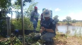 Manager HSE PT SLR, Juliadi Tumanggor (memakai helm merah), saat menyaksikan proses penyegelan sampel uji laboratorium oleh tim independen Sucofindo. Pihak perusahaan menyatakan keterbukaannya terhadap audit lingkungan guna menanggapi sorotan publik terkait pengelolaan limbah di area operasional mereka. (Foto: Dok/Dodi)