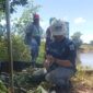Manager HSE PT SLR, Juliadi Tumanggor (memakai helm merah), saat menyaksikan proses penyegelan sampel uji laboratorium oleh tim independen Sucofindo. Pihak perusahaan menyatakan keterbukaannya terhadap audit lingkungan guna menanggapi sorotan publik terkait pengelolaan limbah di area operasional mereka. (Foto: Dok/Dodi)