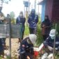 Petugas PT Sucofindo didampingi jajaran Dinas Lingkungan Hidup (DLH) PALI saat mengambil sampel air di stockpile KM 36 PT Servo Lintas Raya, Jumat (10/4/2026). Langkah ini diambil untuk memastikan transparansi uji laboratorium atas dugaan pencemaran lingkungan di area tersebut. (Foto: Dok/Dodi)