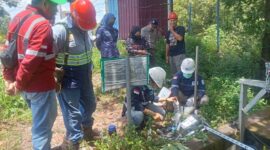 Petugas PT Sucofindo didampingi tim DLH PALI saat mengambil sampel air limbah di outlet KPL Stockpile KM 36 PT Servo Lintas Raya, Jumat (10/4). Langkah ini diambil untuk memastikan kadar baku mutu air menyusul laporan dugaan pencemaran lingkungan. (Foto: Dok/Dodi)