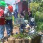 Petugas PT Sucofindo didampingi tim DLH PALI saat mengambil sampel air limbah di outlet KPL Stockpile KM 36 PT Servo Lintas Raya, Jumat (10/4). Langkah ini diambil untuk memastikan kadar baku mutu air menyusul laporan dugaan pencemaran lingkungan. (Foto: Dok/Dodi)