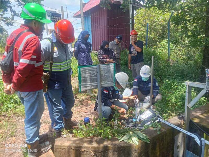 Petugas PT Sucofindo didampingi tim DLH PALI saat mengambil sampel air limbah di outlet KPL Stockpile KM 36 PT Servo Lintas Raya, Jumat (10/4). Langkah ini diambil untuk memastikan kadar baku mutu air menyusul laporan dugaan pencemaran lingkungan. (Foto: Dok/Dodi)