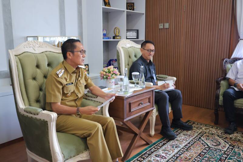 Wali Kota Palembang Ratu Dewa saat menerima audiensi jajaran BI Sumsel di Rumah Dinas Wali Kota, guna membahas percepatan ekonomi syariah dan pembentukan Zona Kuliner Halal Aman Sehat (KHAS) di kawasan Kampung Pempek 26 Ilir, Palembang (Foto: Dok/Humas Pemkot Palembang)