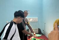 Personel Polres Empat Lawang meninjau kondisi bayi perempuan yang ditemukan warga di semak belukar Desa Makarti Jaya, Tebing Tinggi, Senin (13/4/2026). Bayi tersebut kini dalam perawatan intensif di RSUD Empat Lawang setelah dievakuasi melalui respons cepat layanan Call Center 110. (Foto: Dok/Polda Sumsel)