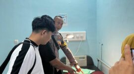 Personel Polres Empat Lawang meninjau kondisi bayi perempuan yang ditemukan warga di semak belukar Desa Makarti Jaya, Tebing Tinggi, Senin (13/4/2026). Bayi tersebut kini dalam perawatan intensif di RSUD Empat Lawang setelah dievakuasi melalui respons cepat layanan Call Center 110. (Foto: Dok/Polda Sumsel)