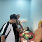 Personel Polres Empat Lawang meninjau kondisi bayi perempuan yang ditemukan warga di semak belukar Desa Makarti Jaya, Tebing Tinggi, Senin (13/4/2026). Bayi tersebut kini dalam perawatan intensif di RSUD Empat Lawang setelah dievakuasi melalui respons cepat layanan Call Center 110. (Foto: Dok/Polda Sumsel)