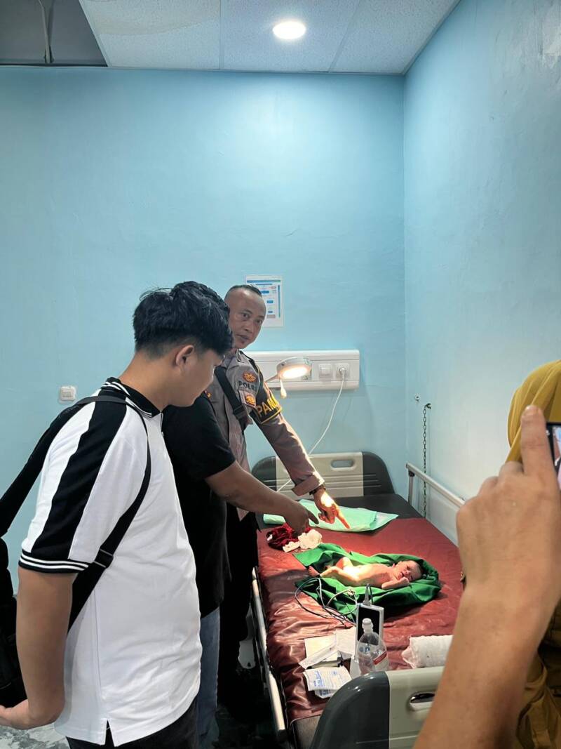 Personel Polres Empat Lawang meninjau kondisi bayi perempuan yang ditemukan warga di semak belukar Desa Makarti Jaya, Tebing Tinggi, Senin (13/4/2026). Bayi tersebut kini dalam perawatan intensif di RSUD Empat Lawang setelah dievakuasi melalui respons cepat layanan Call Center 110. (Foto: Dok/Polda Sumsel)