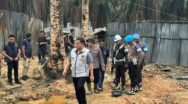 Personel gabungan TNI-Polri menggunakan alat berat saat menutup paksa 31 sumur minyak ilegal di wilayah Bayung Lencir, Musi Banyuasin, Senin (13/04/2026). Operasi ini merupakan bentuk konsistensi aparat dalam memberantas praktik illegal drilling yang merugikan negara. (Foto: Dok/Polda Sumsel)