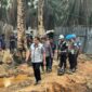 Personel gabungan TNI-Polri menggunakan alat berat saat menutup paksa 31 sumur minyak ilegal di wilayah Bayung Lencir, Musi Banyuasin, Senin (13/04/2026). Operasi ini merupakan bentuk konsistensi aparat dalam memberantas praktik illegal drilling yang merugikan negara. (Foto: Dok/Polda Sumsel)