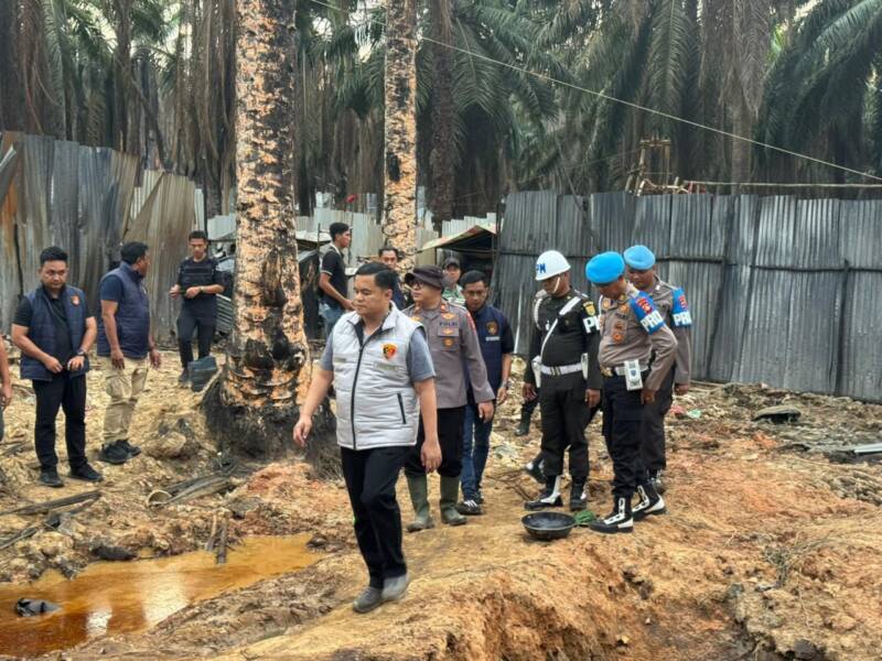 Personel gabungan TNI-Polri menggunakan alat berat saat menutup paksa 31 sumur minyak ilegal di wilayah Bayung Lencir, Musi Banyuasin, Senin (13/04/2026). Operasi ini merupakan bentuk konsistensi aparat dalam memberantas praktik illegal drilling yang merugikan negara. (Foto: Dok/Polda Sumsel)
