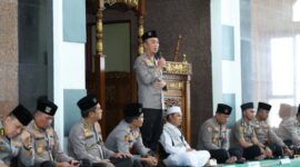 Kapolda Sumsel Irjen Pol Dr. Sandi Nugroho, S.I.K., S.H., M.Hum. memberikan arahan pada acara Tasyakuran Walimatussafar 44 personel Polda Sumsel di Masjid Assa’adah, Palembang, Rabu (15/4). Kapolda menekankan agar ibadah haji 2026 menjadi momentum penguatan integritas dan mentalitas pelayanan personel Polri yang humanis. (Foto: Dok/Polda Sumsel)  