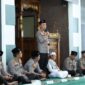 Kapolda Sumsel Irjen Pol Dr. Sandi Nugroho, S.I.K., S.H., M.Hum. memberikan arahan pada acara Tasyakuran Walimatussafar 44 personel Polda Sumsel di Masjid Assa’adah, Palembang, Rabu (15/4). Kapolda menekankan agar ibadah haji 2026 menjadi momentum penguatan integritas dan mentalitas pelayanan personel Polri yang humanis. (Foto: Dok/Polda Sumsel)  