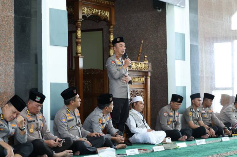 Kapolda Sumsel Irjen Pol Dr. Sandi Nugroho, S.I.K., S.H., M.Hum. memberikan arahan pada acara Tasyakuran Walimatussafar 44 personel Polda Sumsel di Masjid Assa’adah, Palembang, Rabu (15/4). Kapolda menekankan agar ibadah haji 2026 menjadi momentum penguatan integritas dan mentalitas pelayanan personel Polri yang humanis. (Foto: Dok/Polda Sumsel)  