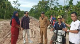 Warga Desa Tempirai menemui tim Dinas PUTR PALI yang meninjau kondisi jalan rusak parah di Dusun VII, Kecamatan Penukal Utara, Senin (6/4/2026). Warga mendesak pemerintah segera merealisasikan janji politik perbaikan jalan tanpa alasan keterbatasan anggaran, mengingat kondisi jalan yang kini menyerupai kubangan lumpur.  (Foto: Dok/tintamerah)