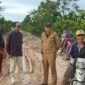Warga Desa Tempirai menemui tim Dinas PUTR PALI yang meninjau kondisi jalan rusak parah di Dusun VII, Kecamatan Penukal Utara, Senin (6/4/2026). Warga mendesak pemerintah segera merealisasikan janji politik perbaikan jalan tanpa alasan keterbatasan anggaran, mengingat kondisi jalan yang kini menyerupai kubangan lumpur.  (Foto: Dok/tintamerah)