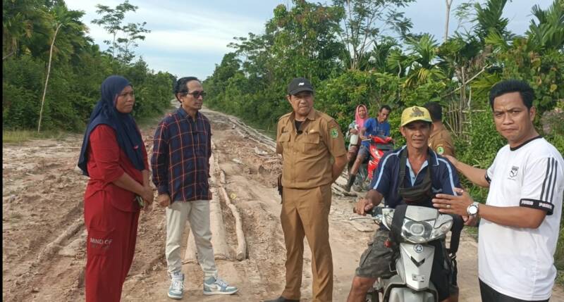 Warga Desa Tempirai menemui tim Dinas PUTR PALI yang meninjau kondisi jalan rusak parah di Dusun VII, Kecamatan Penukal Utara, Senin (6/4/2026). Warga mendesak pemerintah segera merealisasikan janji politik perbaikan jalan tanpa alasan keterbatasan anggaran, mengingat kondisi jalan yang kini menyerupai kubangan lumpur.  (Foto: Dok/tintamerah)