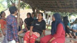Raut wajah penuh harap emak-emak di Desa Tempirai saat menyaksikan langsung petugas Dinas PUTR yang mengukur jalan lumpur di desa mereka. Selain jalan, warga mendesak perbaikan fasilitas listrik yang kian memprihatinkan. (Foto: Dok/tintamerah.co)
