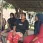 Raut wajah penuh harap emak-emak di Desa Tempirai saat menyaksikan langsung petugas Dinas PUTR yang mengukur jalan lumpur di desa mereka. Selain jalan, warga mendesak perbaikan fasilitas listrik yang kian memprihatinkan. (Foto: Dok/tintamerah.co)
