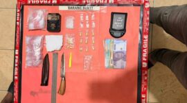 Inilah deretan barang bukti hasil penggerebekan di Tanjung Raja, Ogan Ilir, mulai dari paket sabu, timbangan digital, senjata tajam, hingga uang tunai. Penangkapan ini mengungkap modus pelaku yang menggunakan buku catatan khusus untuk memantau transaksi narkotika di wilayah tersebut. (Foto: Dok/Polda Sumsel)