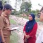 Perwakilan Dinas PUTR PALI mendengarkan keluhan warga Dusun VII Desa Tempirai terkait akses jalan yang hancur dan banjir menahun. Warga mendesak pemerintah segera merealisasikan perbaikan permanen dan tidak hanya sekadar melakukan pendataan formalitas di lapangan. (Foto: Dok/tintamerah)