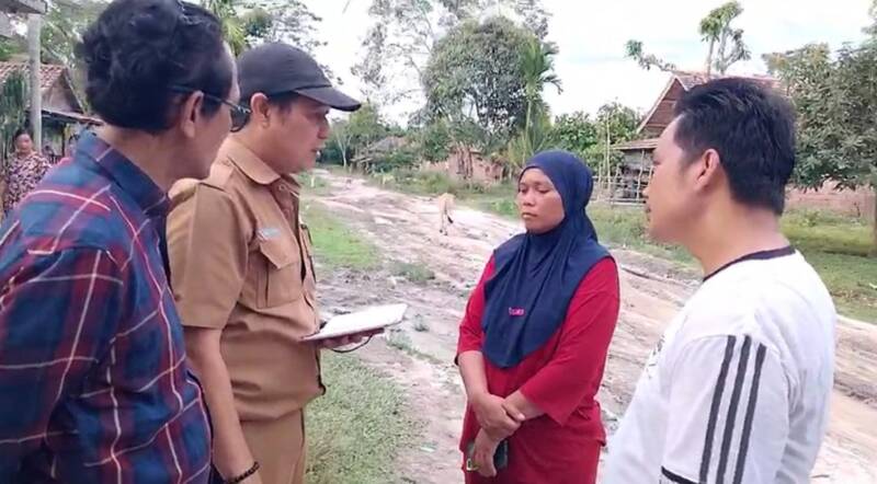 Perwakilan Dinas PUTR PALI mendengarkan keluhan warga Dusun VII Desa Tempirai terkait akses jalan yang hancur dan banjir menahun. Warga mendesak pemerintah segera merealisasikan perbaikan permanen dan tidak hanya sekadar melakukan pendataan formalitas di lapangan. (Foto: Dok/tintamerah)