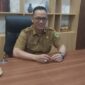 Kepala Dinas PUTR PALI, Ristanto Wahyudi, saat memberikan keterangan terkait rencana pembangunan jalan di Dusun VIII Desa Tempirai. Dinas PUTR memastikan perbaikan jalan sepanjang 1 KM tersebut menjadi prioritas pada APBD Induk 2027 dengan spesifikasi beton rigid guna mengantisipasi banjir. (Foto: Dok/tintamerah)