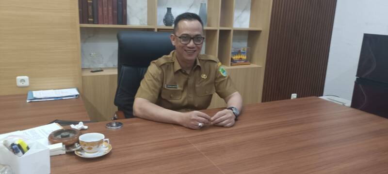 Kepala Dinas PUTR PALI, Ristanto Wahyudi, saat memberikan keterangan terkait rencana pembangunan jalan di Dusun VIII Desa Tempirai. Dinas PUTR memastikan perbaikan jalan sepanjang 1 KM tersebut menjadi prioritas pada APBD Induk 2027 dengan spesifikasi beton rigid guna mengantisipasi banjir. (Foto: Dok/tintamerah)