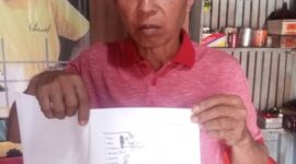 Suparin (64), menunjukkan Surat Pernyataan Bersama Ahli Waris tertanggal 16 Februari 2026 sebagai bukti sah kepemilikan tanah waris seluas ±80.000 M² di Paye Tempirai, PALI. Delapan ahli waris keluarga Saripudin Bin Umar resmi bersatu menggugat proyek Cetak Sawah Rakyat (PCSR) yang menyerobot lahan produktif mereka tanpa ganti rugi. Dokumen ini memperkuat laporan dugaan penzaliman oleh oknum birokrasi desa yang kini tengah bergulir di ranah hukum. (Foto: Dok/Pribadi)