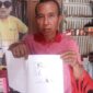 Suparin (64), menunjukkan Surat Pernyataan Bersama Ahli Waris tertanggal 16 Februari 2026 sebagai bukti sah kepemilikan tanah waris seluas ±80.000 M² di Paye Tempirai, PALI. Delapan ahli waris keluarga Saripudin Bin Umar resmi bersatu menggugat proyek Cetak Sawah Rakyat (PCSR) yang menyerobot lahan produktif mereka tanpa ganti rugi. Dokumen ini memperkuat laporan dugaan penzaliman oleh oknum birokrasi desa yang kini tengah bergulir di ranah hukum. (Foto: Dok/Pribadi)