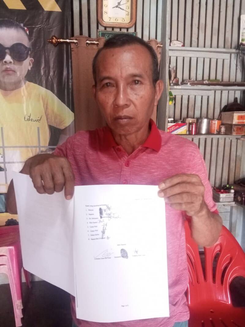 Suparin (64), menunjukkan Surat Pernyataan Bersama Ahli Waris tertanggal 16 Februari 2026 sebagai bukti sah kepemilikan tanah waris seluas ±80.000 M² di Paye Tempirai, PALI. Delapan ahli waris keluarga Saripudin Bin Umar resmi bersatu menggugat proyek Cetak Sawah Rakyat (PCSR) yang menyerobot lahan produktif mereka tanpa ganti rugi. Dokumen ini memperkuat laporan dugaan penzaliman oleh oknum birokrasi desa yang kini tengah bergulir di ranah hukum. (Foto: Dok/Pribadi)